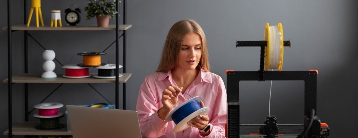 Maker kız 3d yazıcı ıle calısıyor