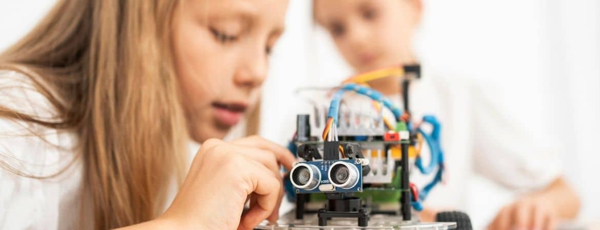 Robotik kodlama oyuncakları, çocukların hem problem çözme becerilerini hem de teknik düşünme yeteneklerini geliştiren etkili araçlardır.